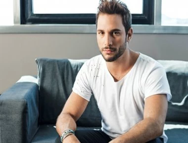 Ε.Ζησάκης: «Όταν ήμουν τσολιάς στο Σύνταγμα ήρθε ένα πούλμαν με Αγγλίδες...» (βίντεο)